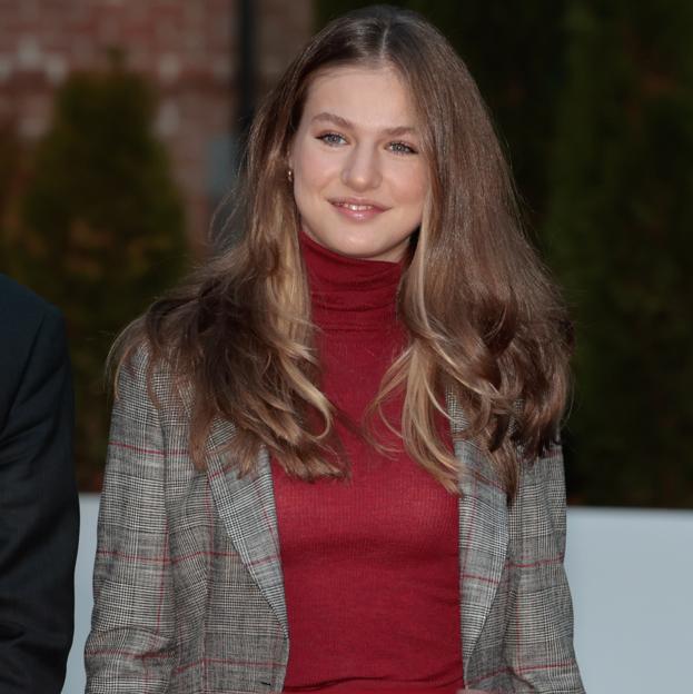 Bailarinas cómodas y la blazer de la reina Letizia: la princesa Leonor estrena un look working girl muy barato