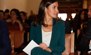 La reina Letizia triunfa en Granada con un favorecedor traje verde que puedes comprar baratísimo en Zara
