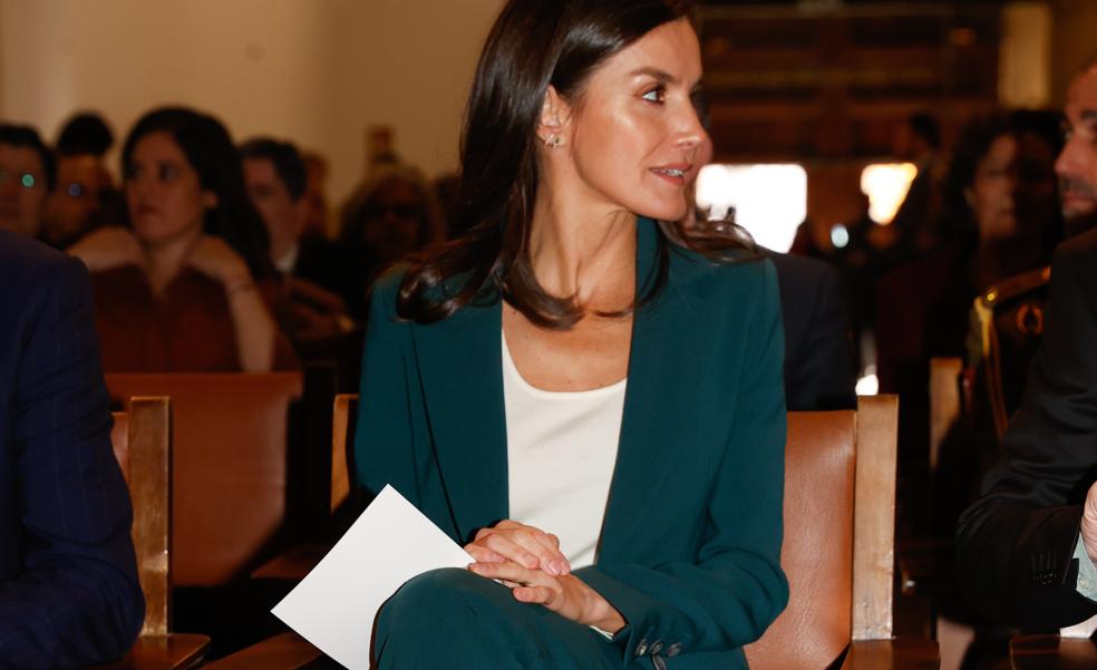 La reina Letizia triunfa en Granada con un favorecedor traje verde que puedes comprar baratísimo en Zara