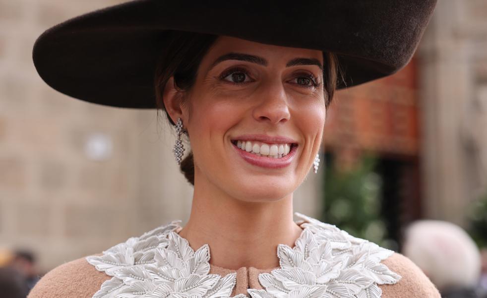 Guantes, sombrero y abrigo especial: los trucos de Sofía Palazuelo para un look de invitada de invierno elegante