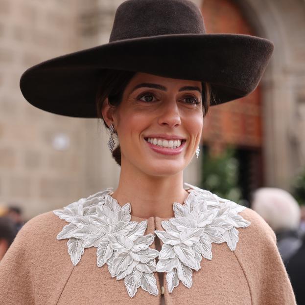 Guantes, sombrero y abrigo especial: los trucos de Sofía Palazuelo para un look de invitada de invierno elegante