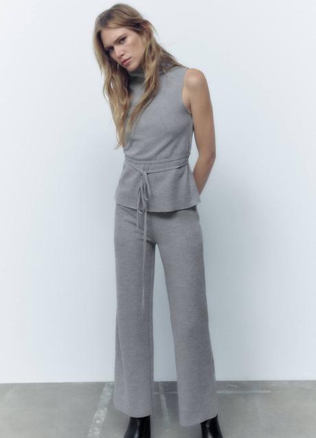 Conjunto en tejido de punto gris con top y pantalon