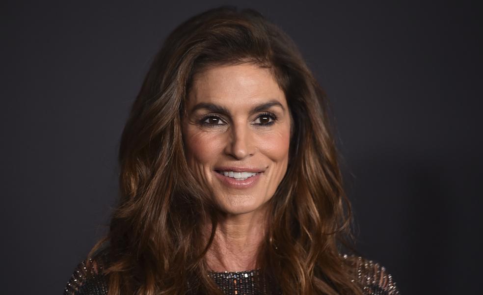 Versátil, cómodo y favorecedor: así es el look rápido de Cindy Crawford para una cena navideña con amigos