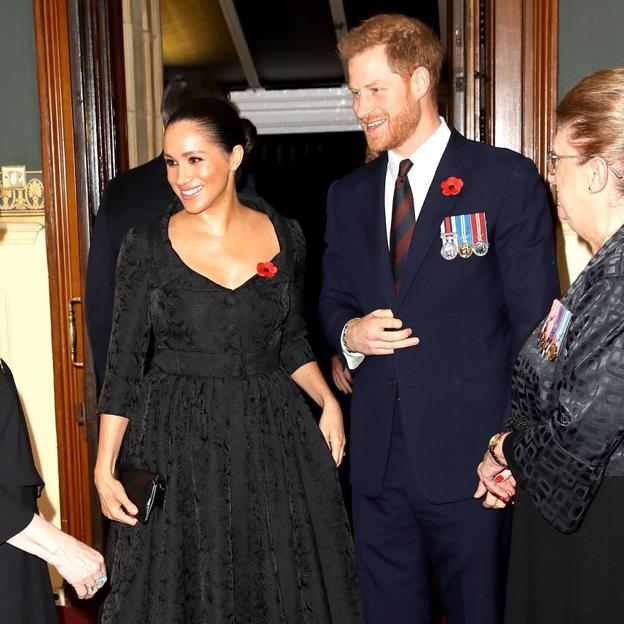 La misma desprotección que el príncipe Harry sintió en su adolescencia recayó en Meghan Markle desde el momento en que anunció su compromiso. 