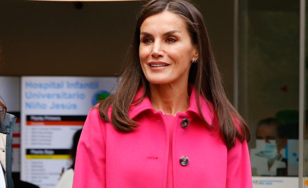 La reina Letizia estrena unos zapatos cómodos de Massimo Dutti y un abrigo rosa fucsia rejuvenecedor para su visita al Hospital Niño Jesús