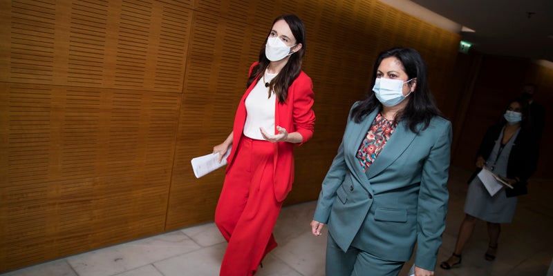 La última cruzada de Jacinda Ardern: convertir Nueva Zelanda en el primer país sin fumadores