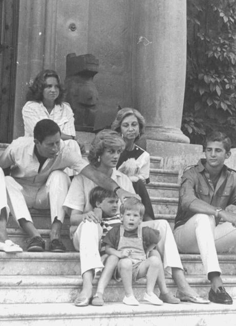 Guillermo y Harry con sus padres, Carlos y Diana de Gales, durante sus vacaciones en Palma de Mallorca en 1987. (Foto: FRANCISCO AMENGUAL/ARCHIVO ABC)