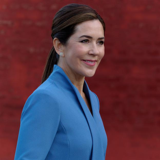 El blazer negro infalible de Zara es la apuesta firme de Alexa Chung en su encuentro con Camila Parker-Bowles