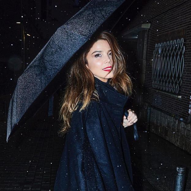 El total look negro de Juana Acosta con botas y pantalón corto que rejuvenece a los 40 y es fácil de copiar