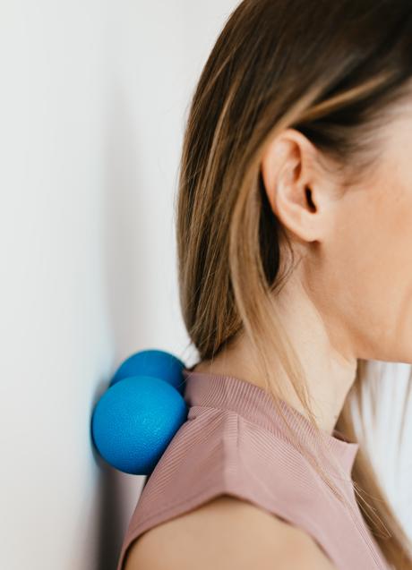 Mujer estirando cuello/PEXELS