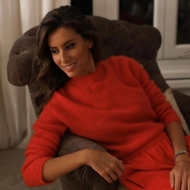 Nos hemos enamorado de este vestido midi de Ana Boyer tan favorecedor y que vale para diario y como look de invitada