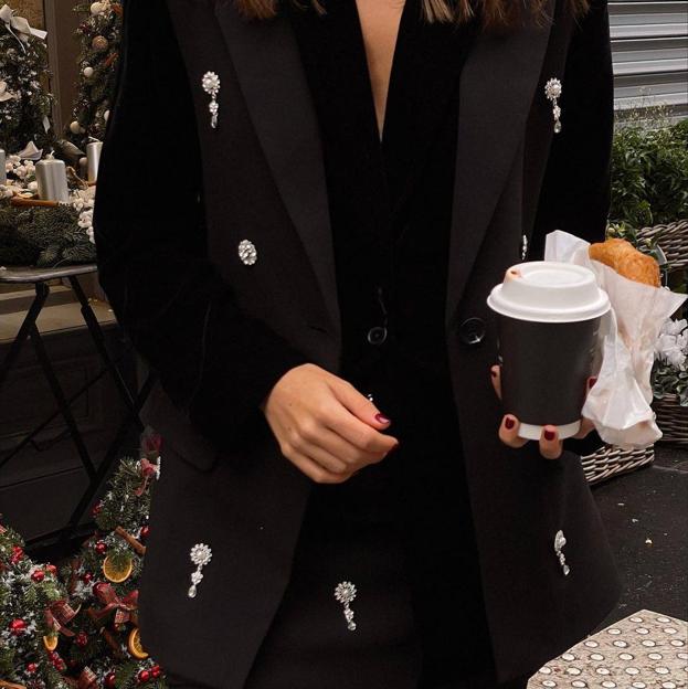 Flechazo con el conjunto joya rebajado más elegante que podrás llevar como look de oficina y de fiesta a Nochevieja