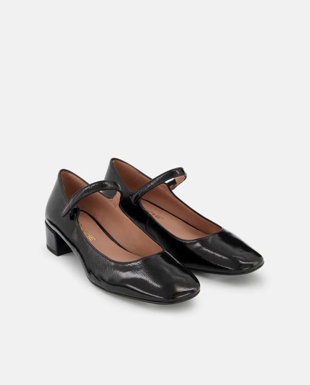 Merceditas: el zapato cómodo favorito de las influencers para rejuvenecer tus looks más románticos esta temporada