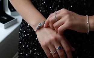 Pendientes, pulseras y anillos: las joyas rebajadas más bonitas que pedirías a los Reyes Magos