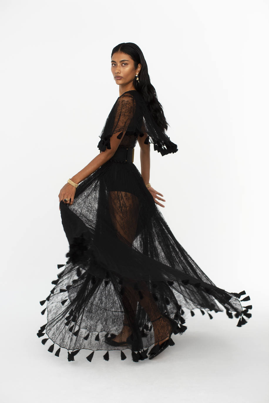 Cómo llevar transparencias elegantes: vestido negro