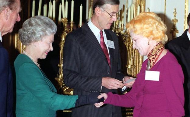 Isabel II recibiendo en palacio a la diseñadora Vivienne Westwood.