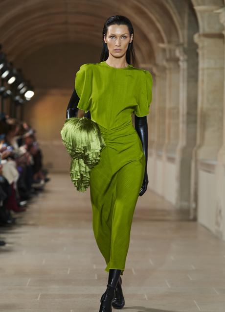 Vestido midi drapeado en verde. Foto: Imaxtree.