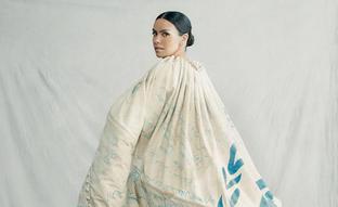 El vestido que no es solo un vestido: así ayuda a los refugiados el look de Cristina Pedroche en las Campanadas 2022