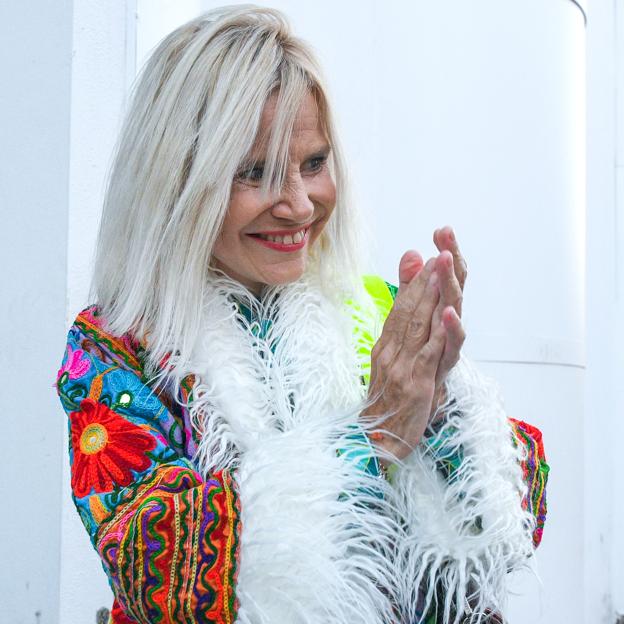 Este chaleco estampado es la prenda favorita de Eugenia Martínez de Irujo: así es el truco rejuvenecedor perfecto de los looks de diario