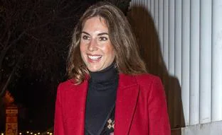 Lourdes Montes copia a la reina Letizia y demuestra que el abrigo rojo (que está en Zara) favorece muchísimo