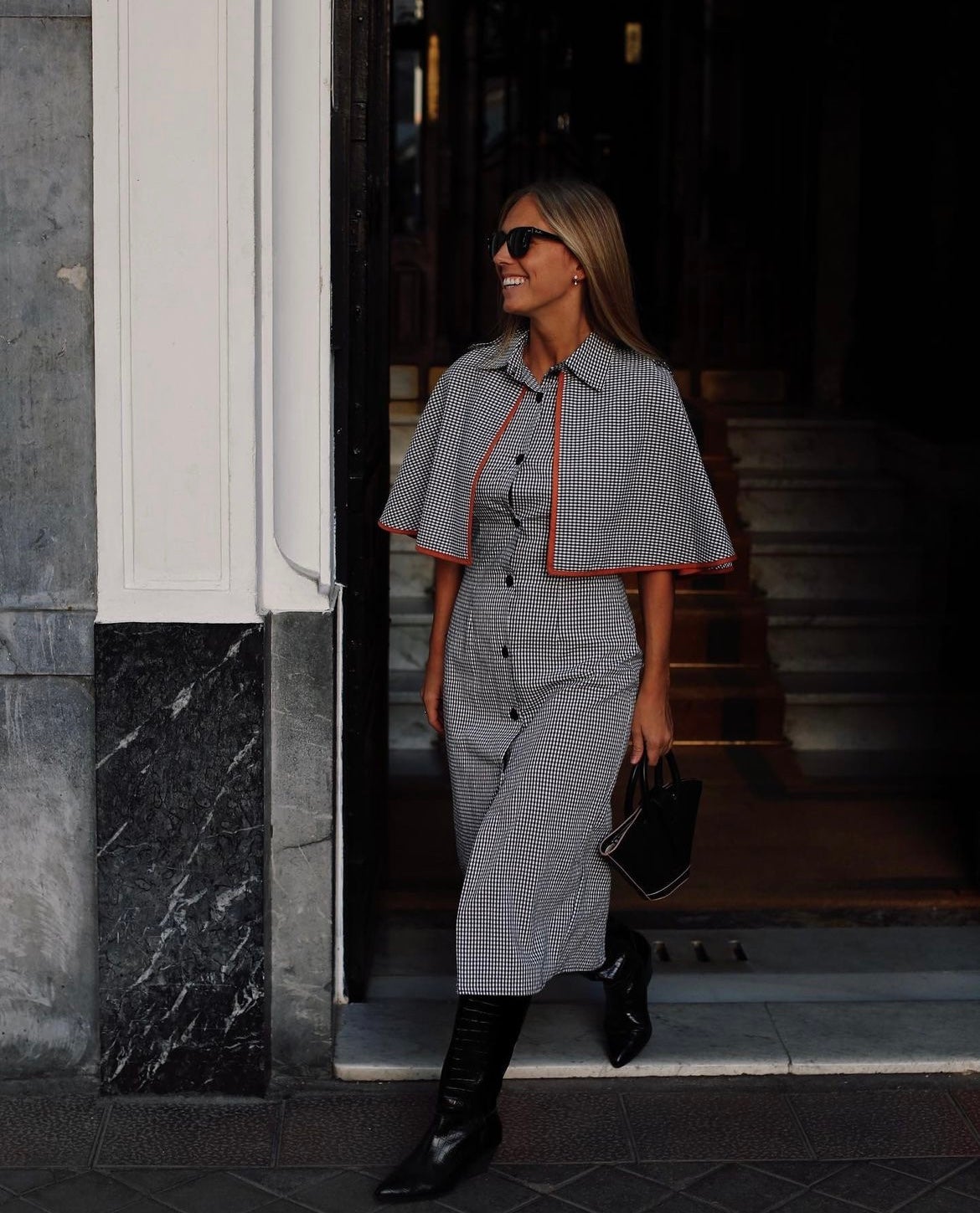 Así se llevan las botas altas en 2023, el calzado estrella y favorito de Emily in París