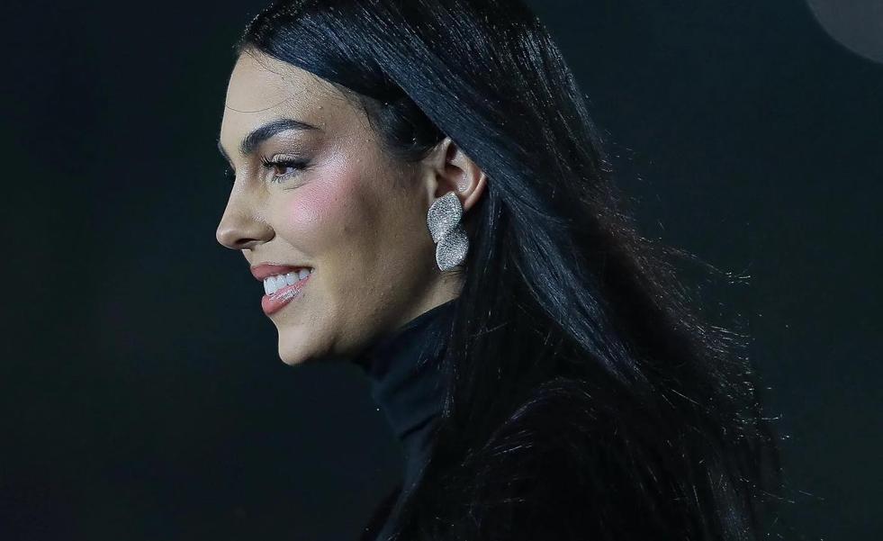 Pendientes de 50.000 euros y vaqueros campana: el look de lujo y mucho más recatado que ha llevado Georgina Rodríguez en Arabia Saudí