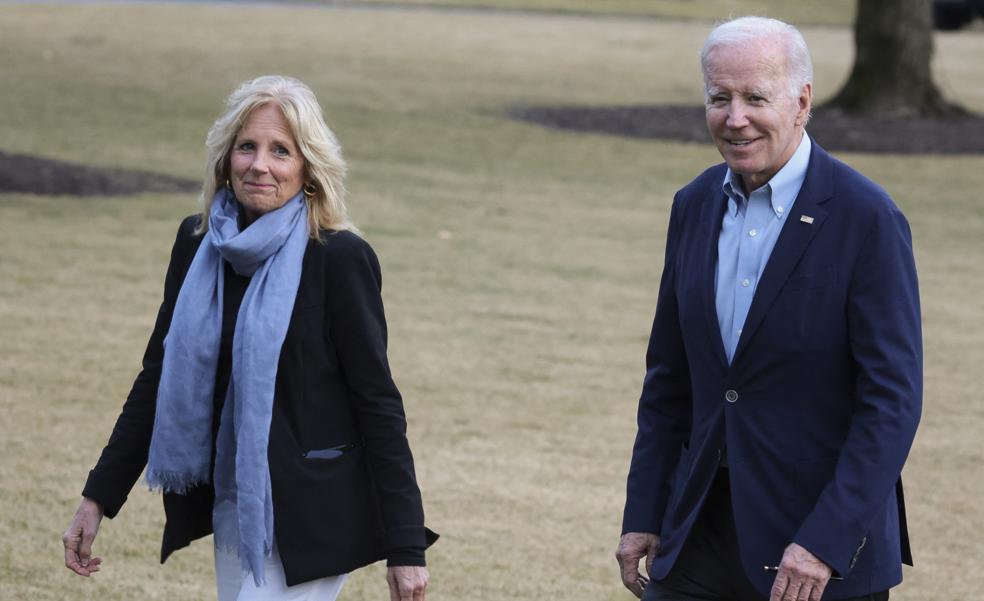 Estas son las zapatillas de lujo que han conquistado el armario de Jill Biden (y que son ideales para regalar)