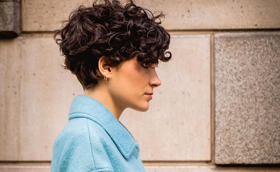 Las chicas de pelo rizado van a llevar en 2023 el curly bedhead, el corte tendencia que recomiendan los expertos