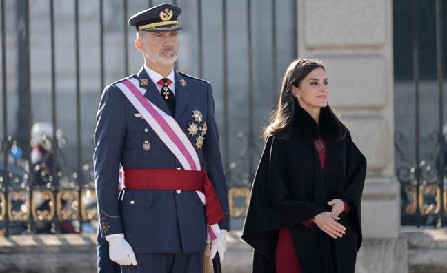 El espectacular look de la reina Letizia en la Pascua Militar: un vestido de Felipe Varela muy elegante y su capa favorita