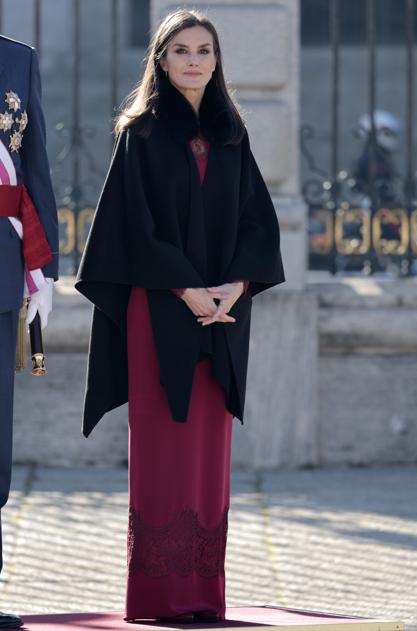 La reina Letizia con un vestido granate y capa negra. / GTRES