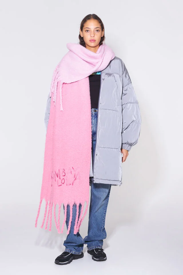 El truco de estilo favorito del invierno son las bufandas de colores y estas son las más bonitas del momento