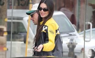 Hemos encontrado rebajada en Pull&Bear la chaqueta motera original con la que ha arrasado Kendall Jenner