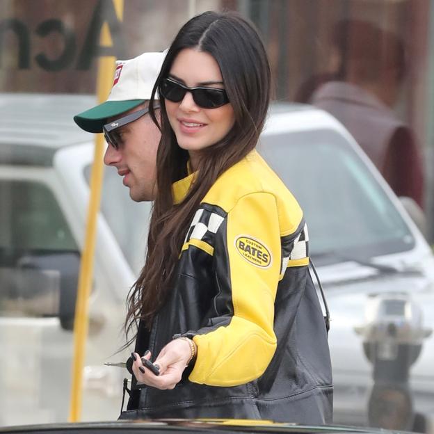 Lo amas o lo odias: el accesorio floral que puso de moda una firma española, ahora Kendall Jenner y que arrasa en Zara
