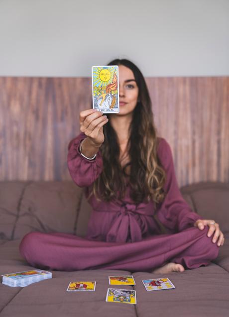 Mujer con tirada de Tarot/PEXELS