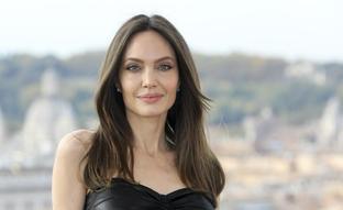 Angelina Jolie tiene el abrigo de terciopelo que aprovecharán las invitadas a bodas este invierno