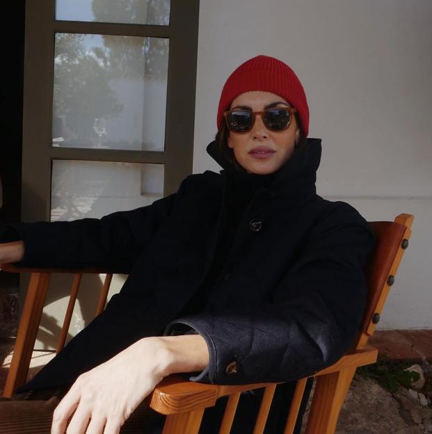 Mariló Montero y el look rejuvenecedor perfecto para la oficina: pantalones efecto piel y blazer con estampado de cuadros