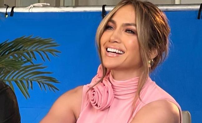 Dónde copiar baratísimo el vestido de Jennifer Lopez y unirte a la tendencia viral de la flor en el cuello