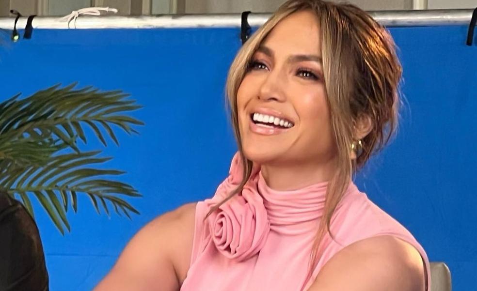 Dónde copiar baratísimo el vestido de Jennifer Lopez y unirte a la tendencia viral de la flor en el cuello