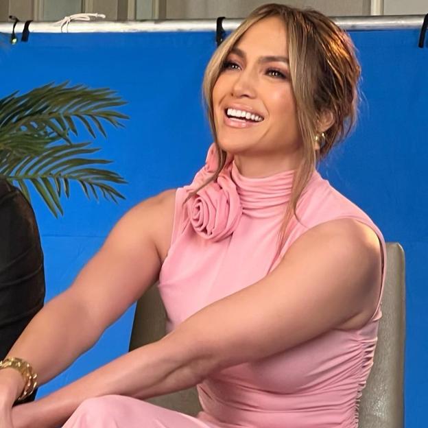 Dónde copiar baratísimo el vestido de Jennifer Lopez y unirte a la tendencia viral de la flor en el cuello