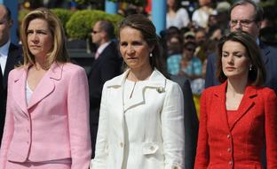 Así fue la reunión privada y secreta de la reina Letizia con sus cuñadas, las infantas Cristina y Elena, la reina Sofía y Juan Carlos I (por videollamada)