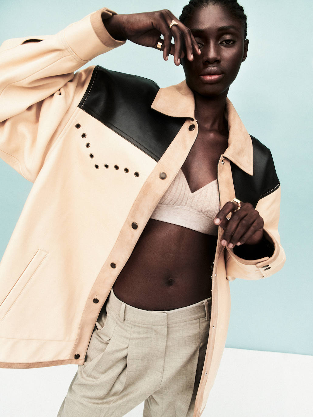 Cómo combinar los colores tendencia de 2023 para crear looks muy favorecedores que rejuvenecen