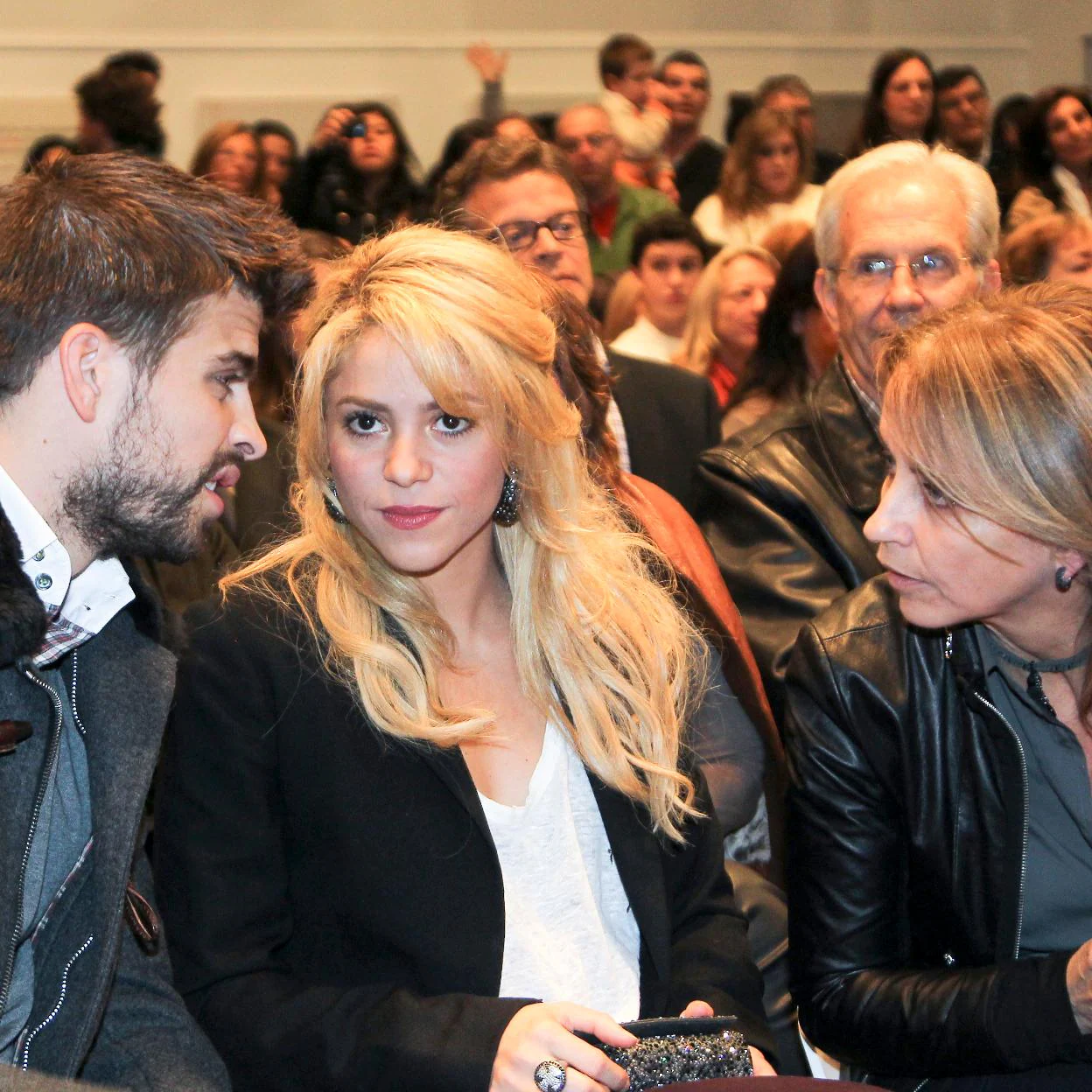 Shakira pone cara de resignación fastidiada mientras Gerard Piqué habla con su madre, Montserrat Bernabéu, en uno de los últimos eventos a los que asistieron juntos. /GTRES