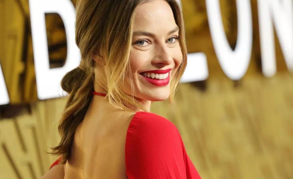 El mejor look de alfombra roja no ha estado en los Globos de Oro, ha sido este espectacular vestido rojo que tienes que fichar