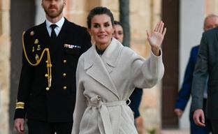 Las botas negras de la reina Letizia: están rebajadas, son made in Spain y ponibles con vestidos, faldas y pantalones