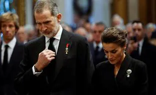 Felipe y Letizia marcan distancia en el funeral del rey Constantino de Grecia: por qué no han acudido a Atenas Leonor y Sofía