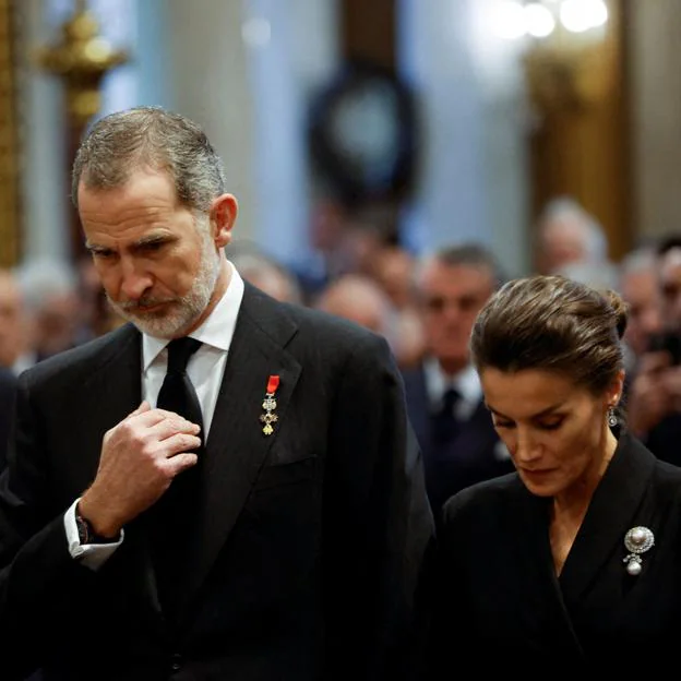 Felipe y Letizia marcan distancia en el funeral del rey Constantino de Grecia: por qué no han acudido a Atenas Leonor y Sofía