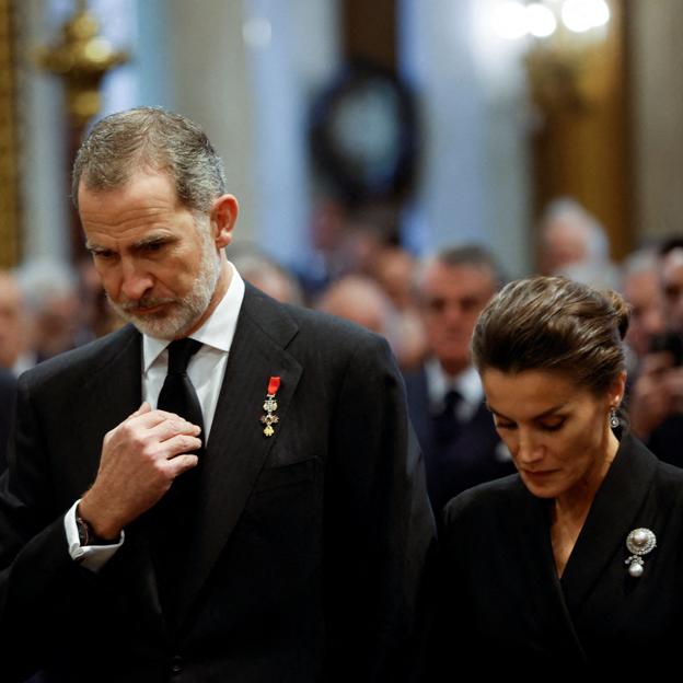 Los reyes Felipe VI y Letizia decidieron acudir solos al funeral de Constantino de Grecia en Atenas. Sus hijas, la princesa Leonor y la infanta Sofía, continuaron con su rutina escolar en Gales y Madrid. 