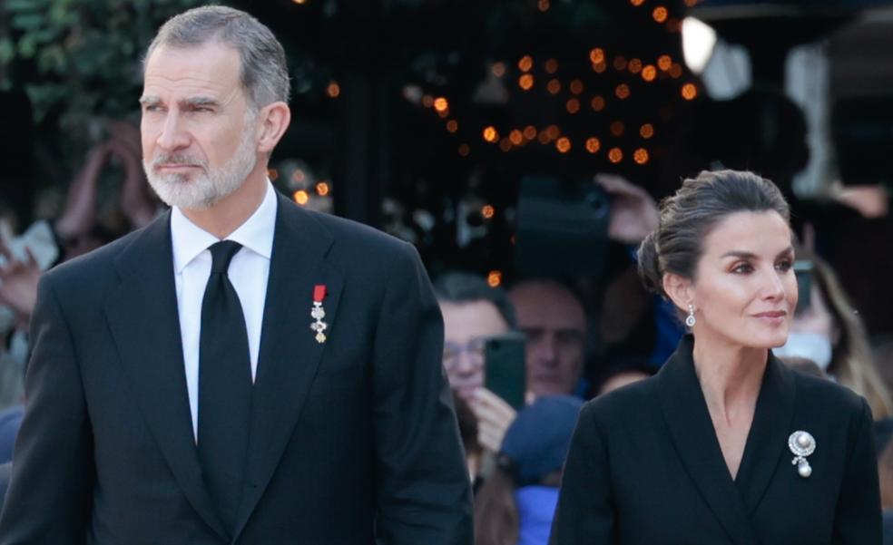 El espectacular look de la reina Letizia en el funeral de Constantino de Grecia: del vestido abrigo al broche más especial