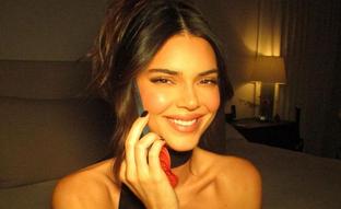 Lo amas o lo odias: el accesorio floral que puso de moda una firma española, ahora Kendall Jenner y que arrasa en Zara