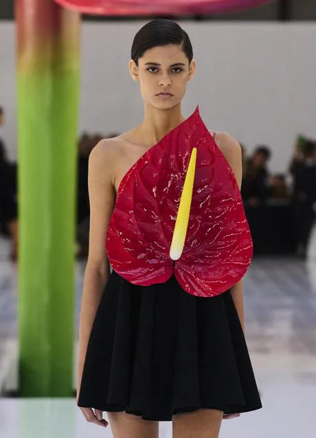Short black dress with anthurium flower from Loewe.  Photo: Imaxtree.